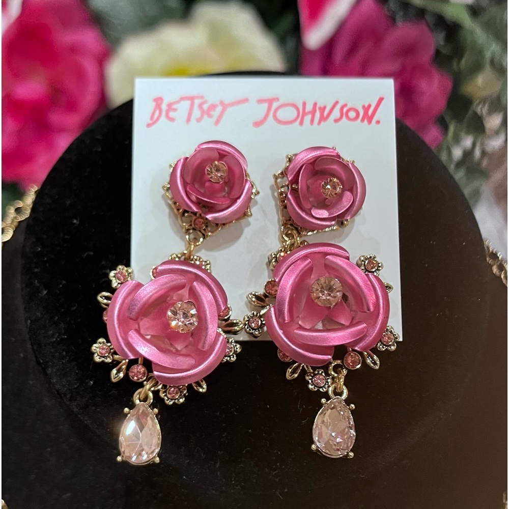 Betsy Johnson Women’s Rose Necklace and Earrings set. - Picture 6 of 6